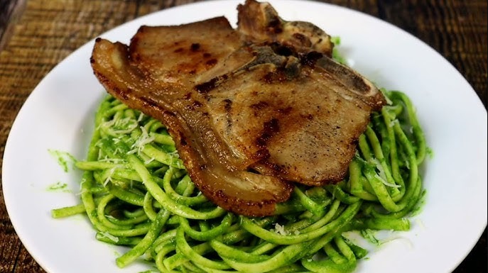 Chuleta con tallarín verde y papa a la huancaína