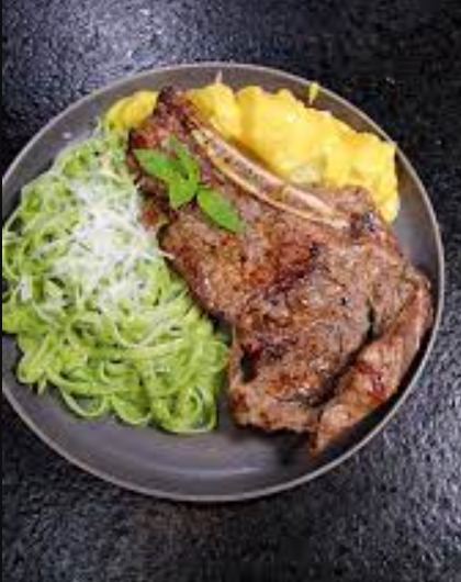 Churrasco con tallarín verde y papa a la huancaína