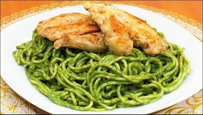 Tallarín verde con pechuga a la parrilla
